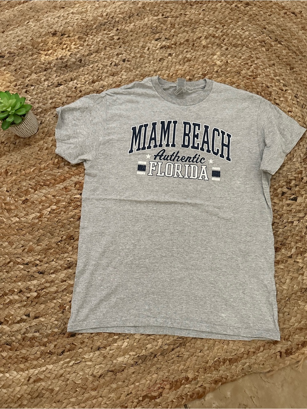 MIAMI BEACH GRAPHIC TEE